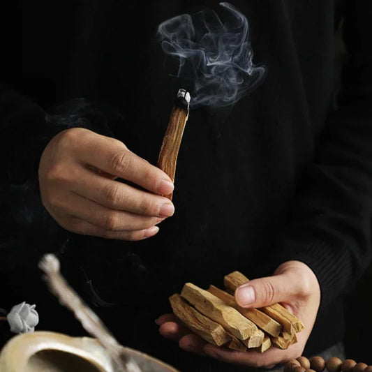Palo Santo Sagrado – Fuego de Purificación y Luz Ancestral