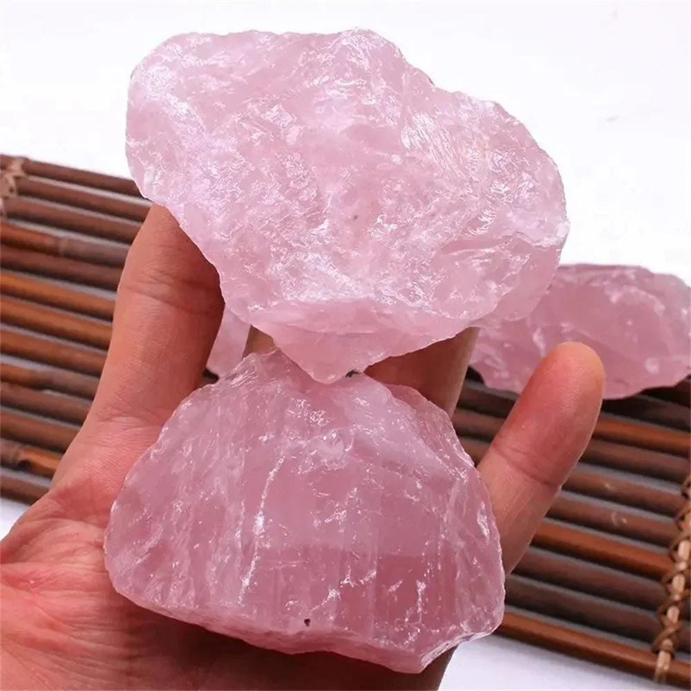 Llama del Corazón – Cuarzo Rosa Bruto Natural para Amor Propio y Armonía